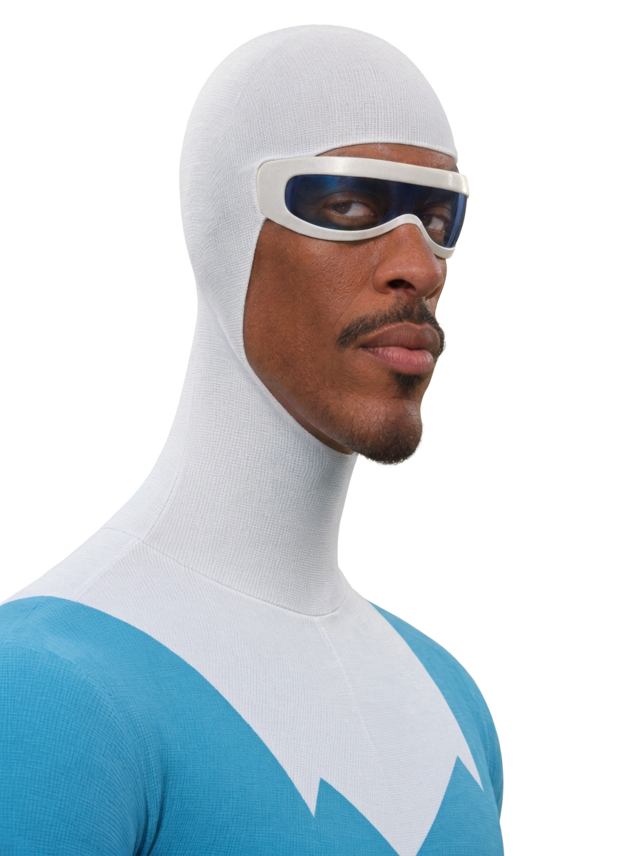 Personagem com roupa azul e branca e óculos prateados